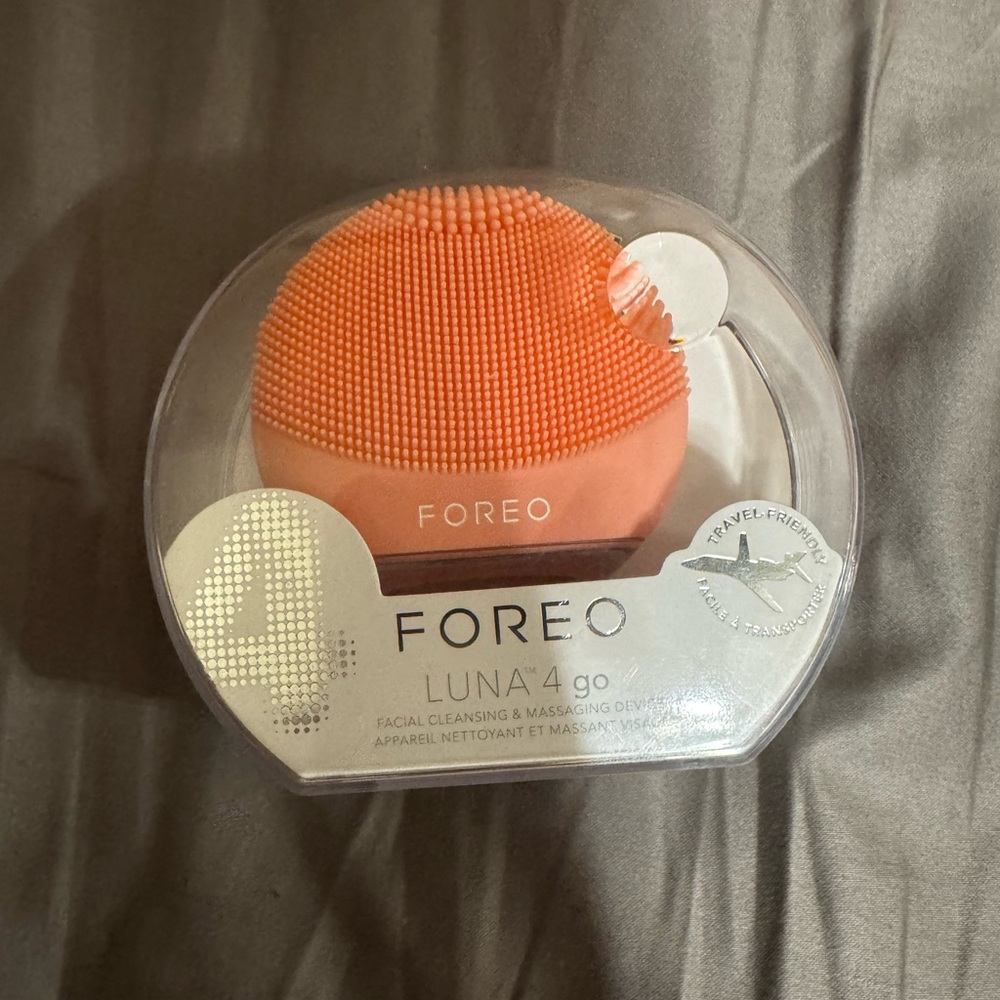 Foreo Luna 4 Go Facial Cleansing and Massaging Device - peach perfect *NEW*